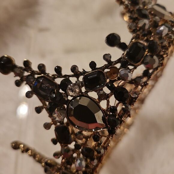 A full round tiara worn twice has 2 stones missing, beautiful!!! - Picture 7 of 7
